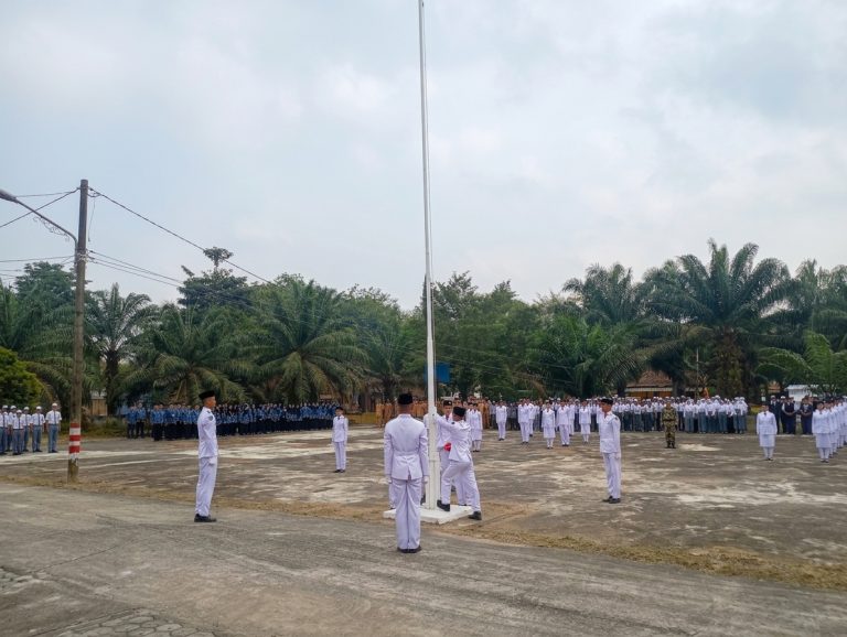 Dari Lapangan Kantor Camat Benakat, Merah Putih Berkibar Khidmat di HUT ke-81 RI